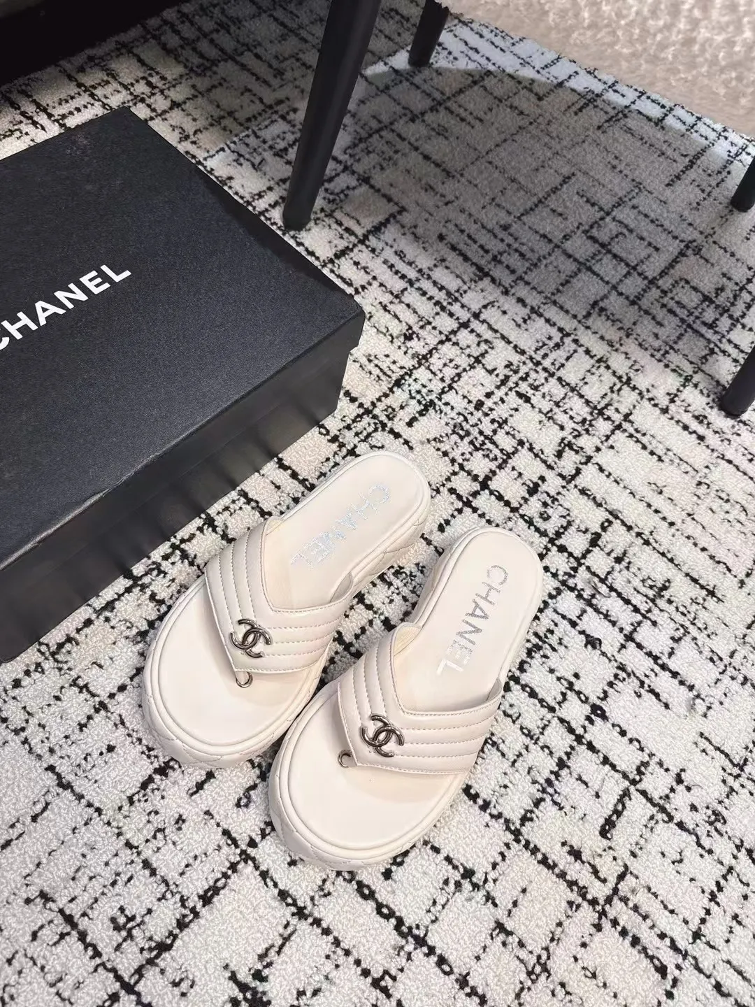 👟👟Ex-factory price 502👟👟 High version Chanel new color thick-soled slippers, easy to wear and versatile, must-have high-end tool shoes in summer, upper lambskin & customized denim, lining calfskin, original outsole Size: 35-39 (customized for 40, non-refundable)